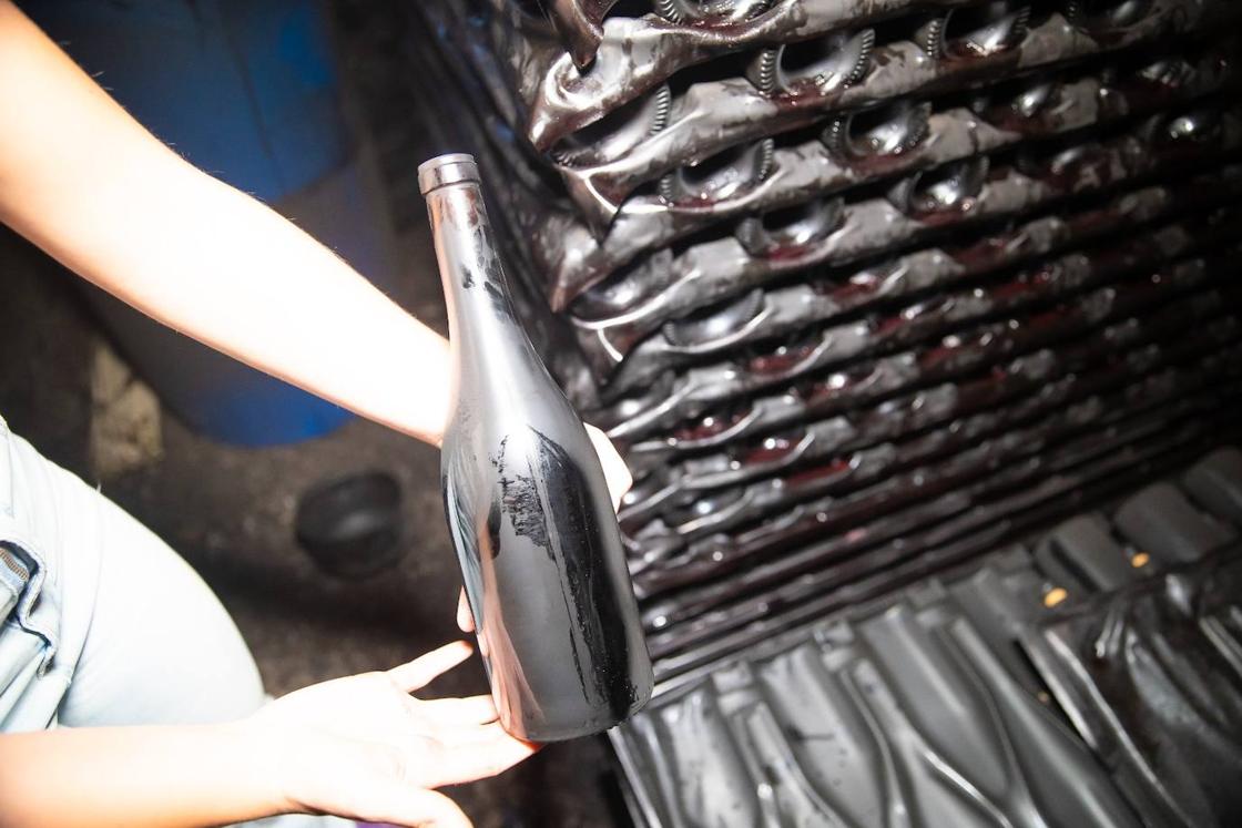 Botellas rotas, pilares de hierro y dos cuevas que guardan oro para una familia destruída