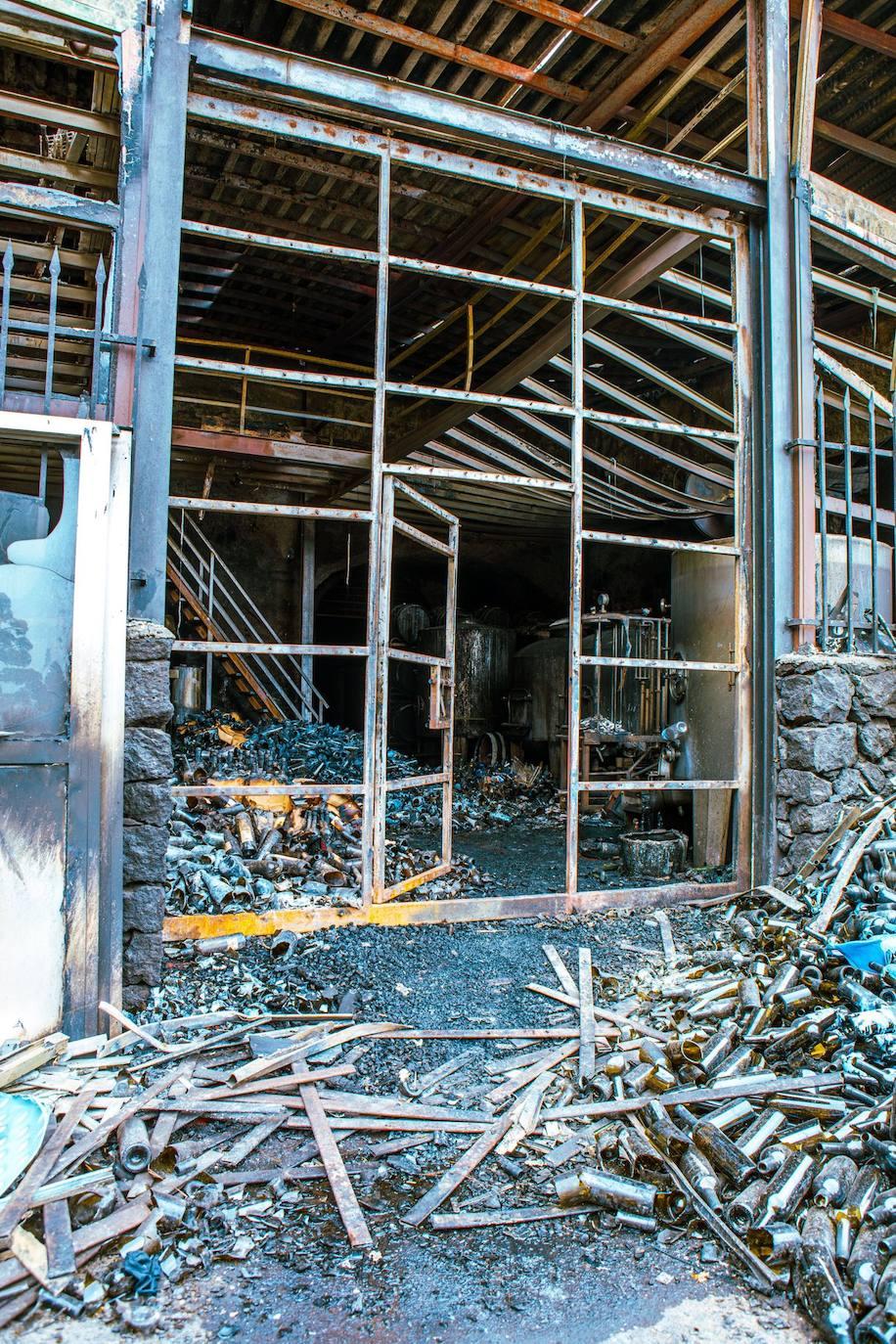 Botellas rotas, pilares de hierro y dos cuevas que guardan oro para una familia destruída