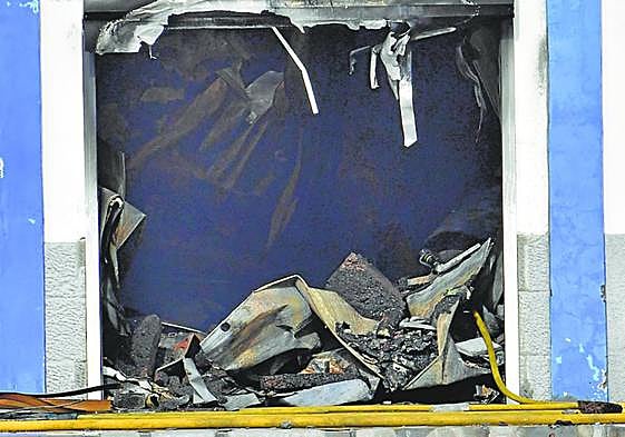 Imagen de la nave incendiada.