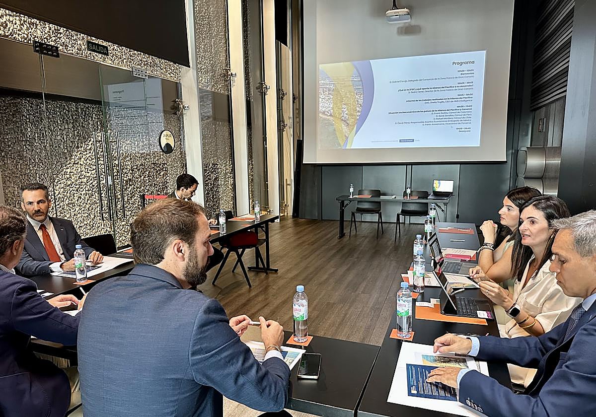 Gabriel Corujo (c) durante la reunión con los cónsules de Perú, Chile, Colombia, México y Panamá.