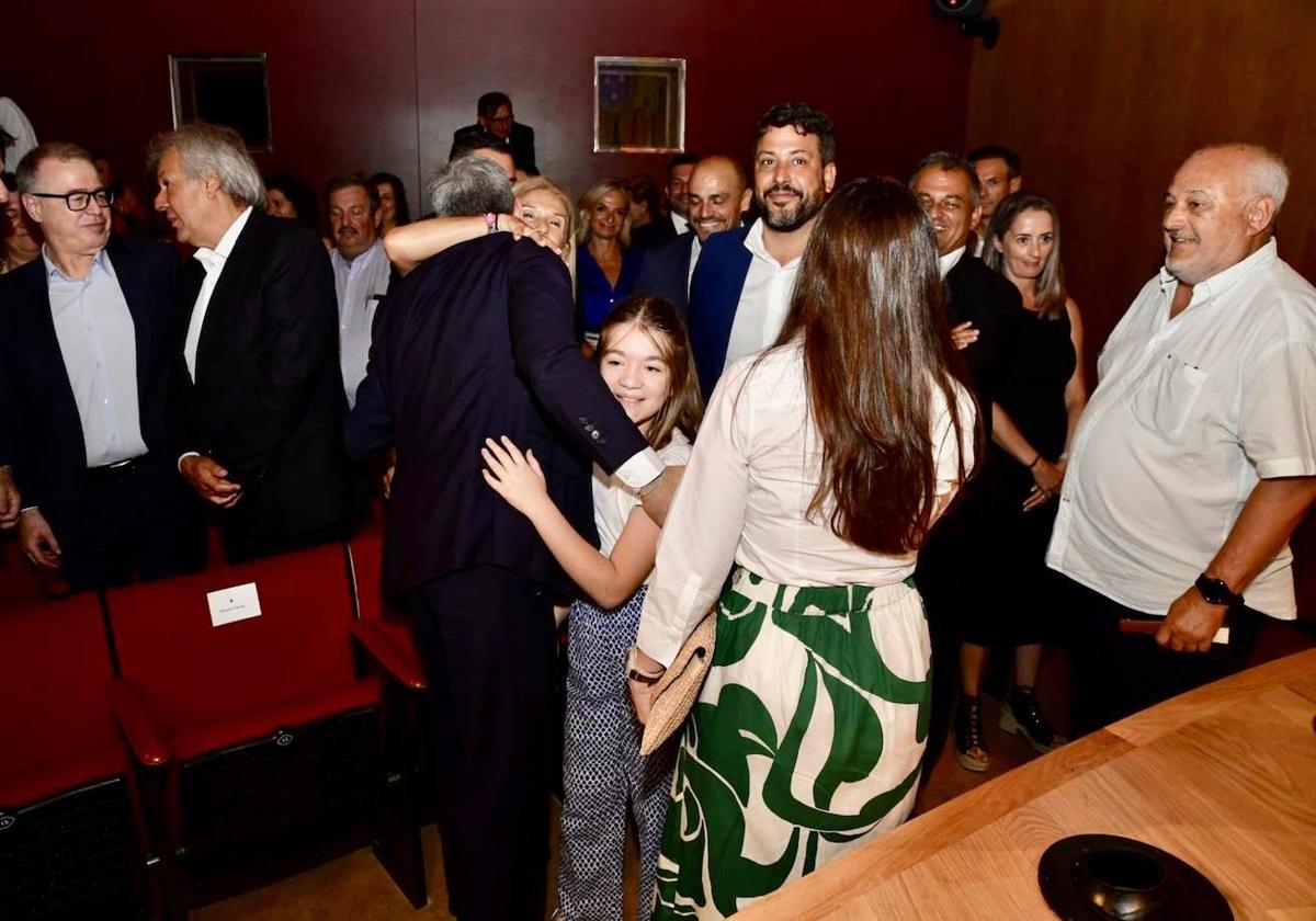 Airam Díaz y su padre, Víctor Díaz (a la dcha.) en la toma de posesión de Fernando Clavijo junto a la familia de este.