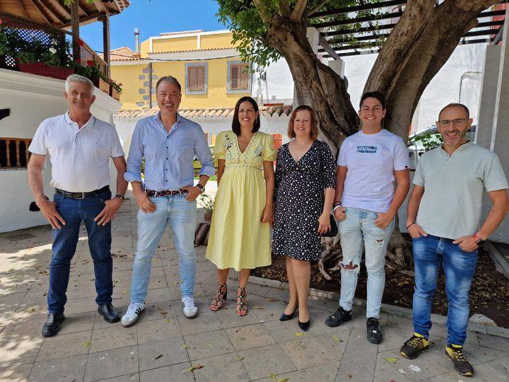 Antonio Ortega, el segundo por la izquierda, junto a Davinia Falcón