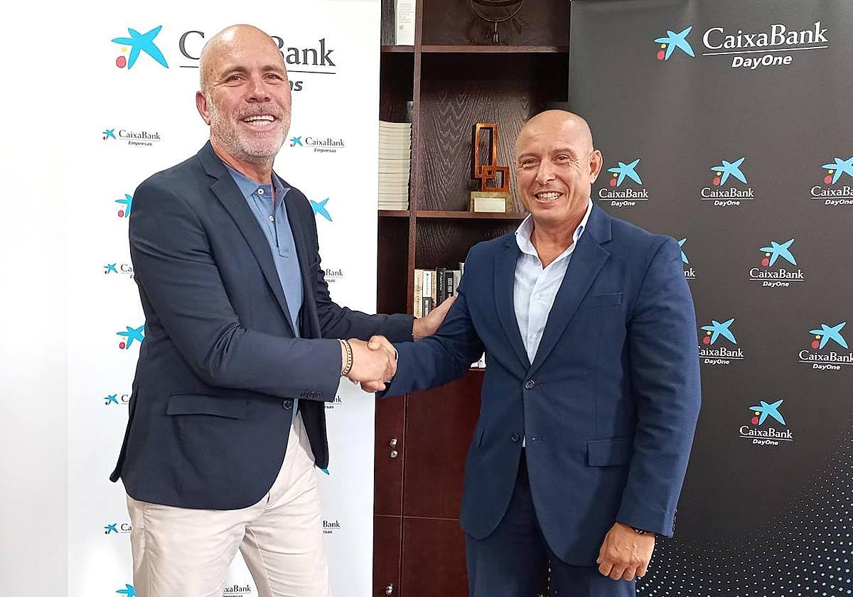 Antonio Marcelino Santana, gerente de la Fundación Parque Científico Tecnológico de la ULPGC, y Andrés Guerra, director comercial de Banca de Empresas de CaixaBank en Canarias, durante la firma del acuerdo.