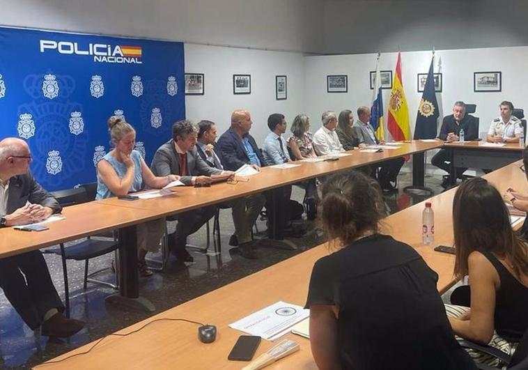 La Policía Nacional se reúne con representantes consulares por una estafa a turistas