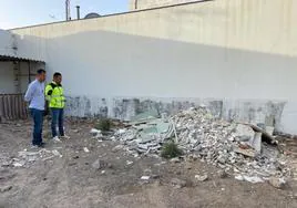 Los ediles David Fajardo y Luis Alba, en las tareas de retirada de escombros.