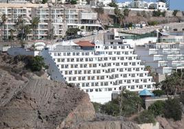 Imagen del complejo alojativo turístico Apartamentos Palmera Mar (centro), en la playa de Amadores, Mogán.