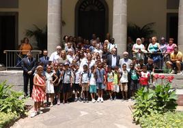 Imagen de la visita al Parlamento de Canarias este martes.