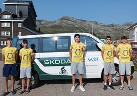 Miembros del equipo, junto al vehículo del Grupo Domingo Alonso, con el patrocinio de Škoda.