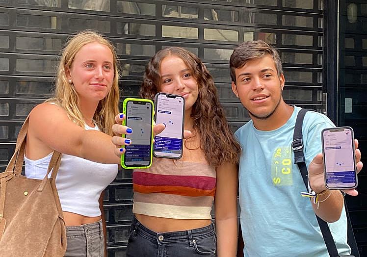 Imagen principal - El concierto sorpresa de Quevedo desató la locura en las calles.