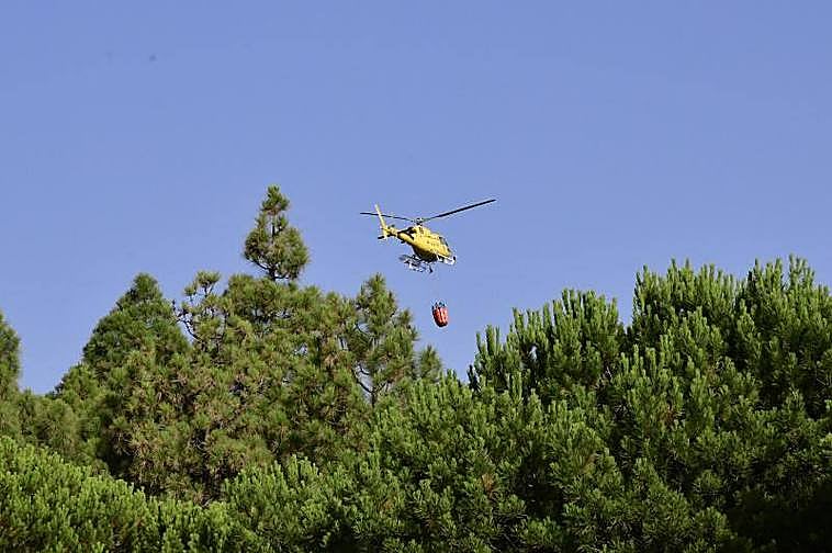 Labores de extinción del fuego desde el aire.