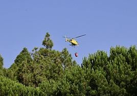 Labores de extinción del fuego desde el aire.