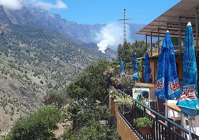 El humo fue captado por una vecina este jueves.