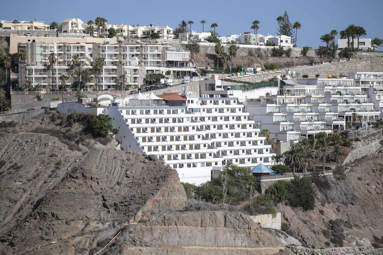 Imagen del complejo alojativo turístico Apartamentos Palmera Mar (centro), en la playa de Amadores, Mogán