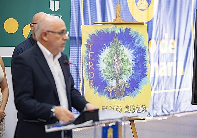 El presidente del Cabildo junto al cartel anunciador de la Fiesta Mayor de Gran Canaria.
