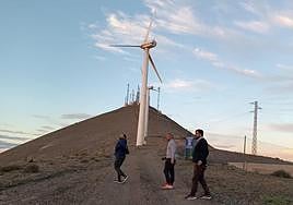 Los concejales de CC, en el parque eólico de Montaña Mina.
