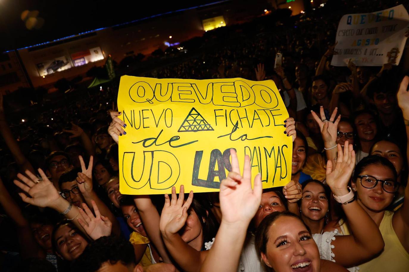 Quevedo pone la música y el público, la pasión