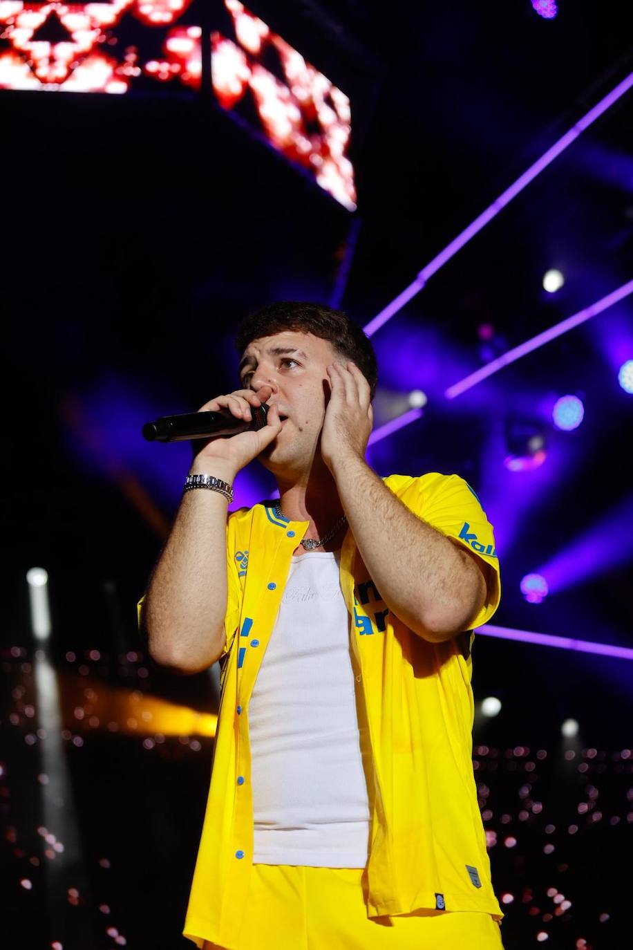 Quevedo pone la música y el público, la pasión