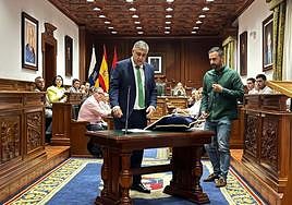 Momento de la toma de posesión de Servando González.