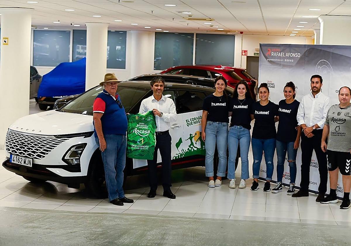 Escenificación del acuerdo, este viernes.