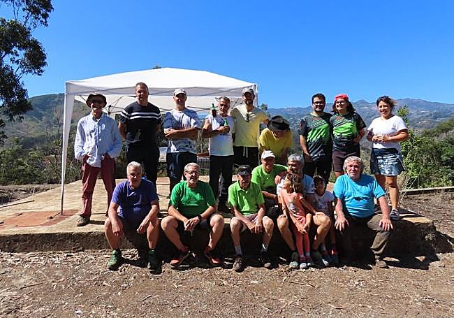 Foto de familia de los participantes tras el riego de la plantación.