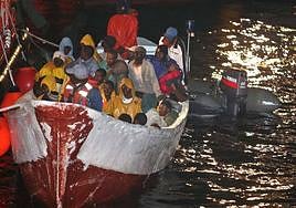 Imagen de archivo de un cayuco llegando a Tenerife en 2007.