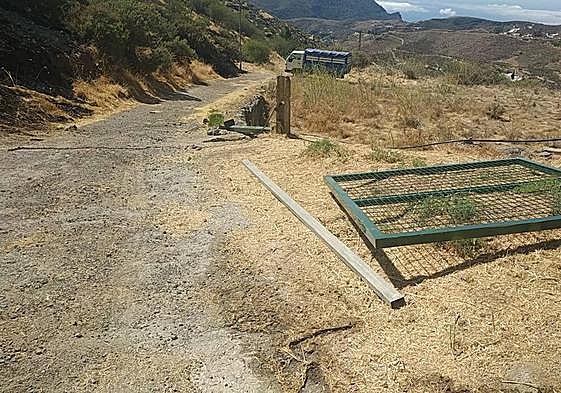 Imagen de la valla que cortó con una radial el autor del incendio de Artenara y que dio origen a las llamas.