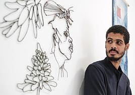 El artista caboverdiano Yuran Henrique, este lunes, junto a una de sus piezas en Casa África.