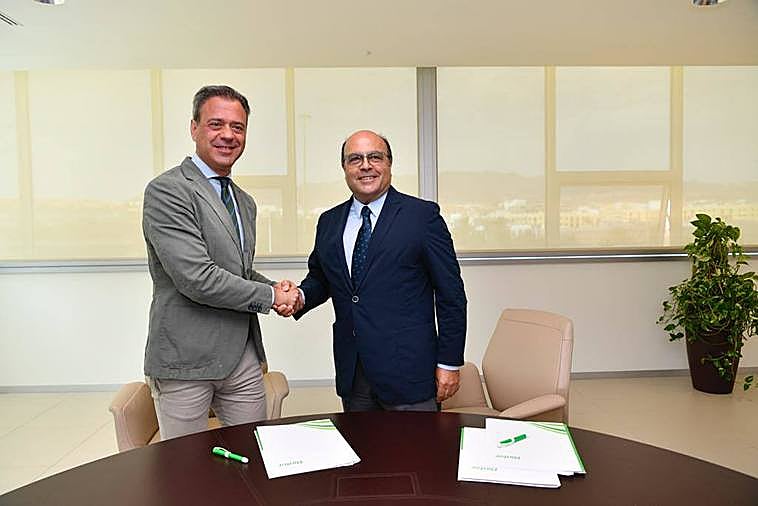 Marcos Ortuño y Santiago Guerra sellaron el acuerdo en la sede de Binter.