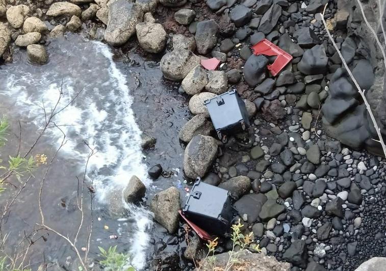 Tiran dos contenedores de basura al mar en Las Palmas de Gran Canaria