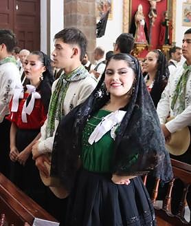 Imagen secundaria 2 - Una homilía con acento muy folclórico