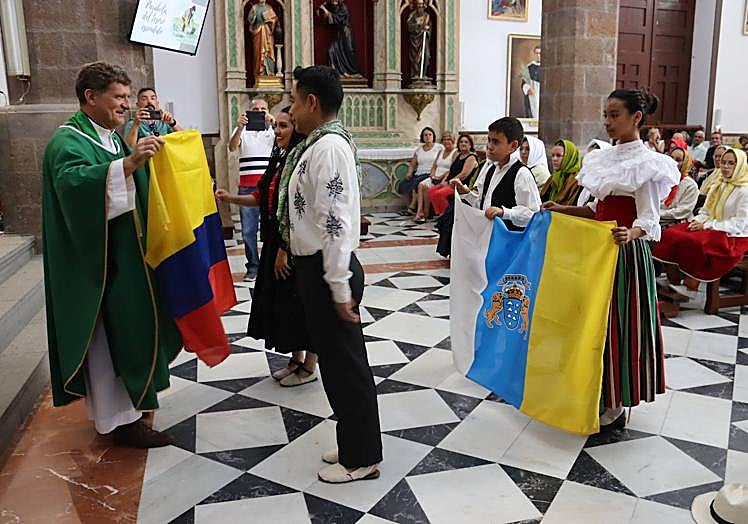 Imagen principal - Una homilía con acento muy folclórico