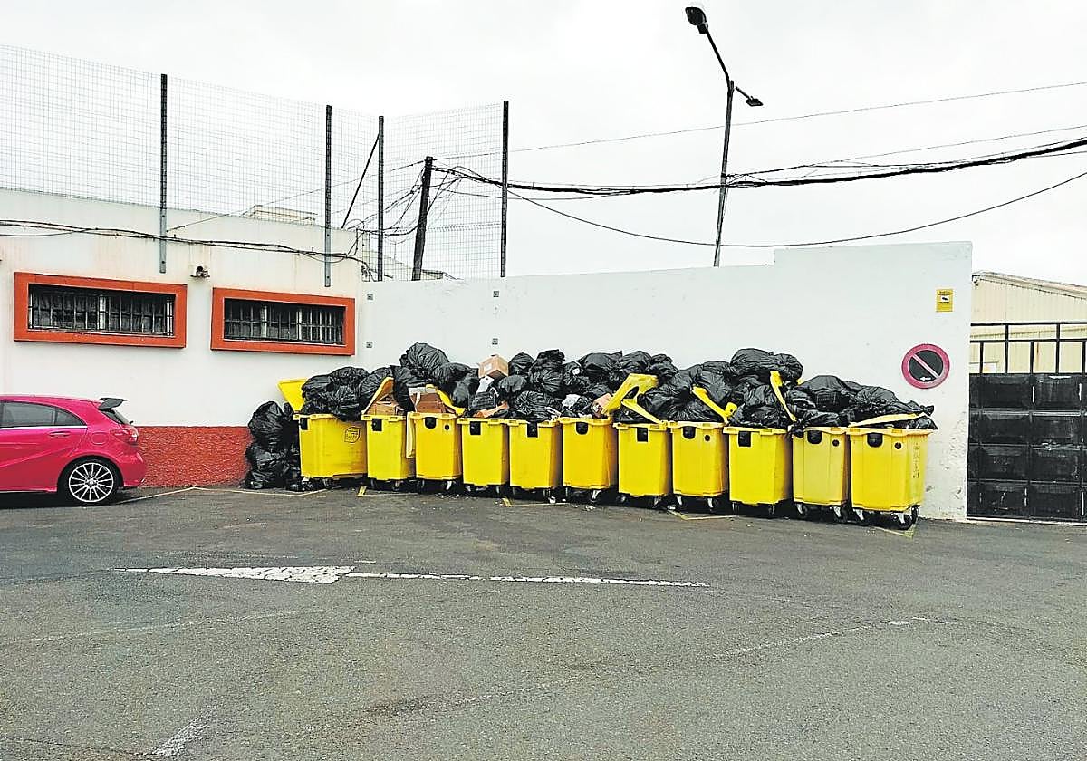 Reboso de basura a las puertas del antiguo cuartel Canarias 50