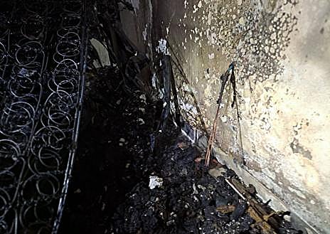 Imagen secundaria 1 - Investigan un incendio que quemó 40 colchones en el albergue de La Santa