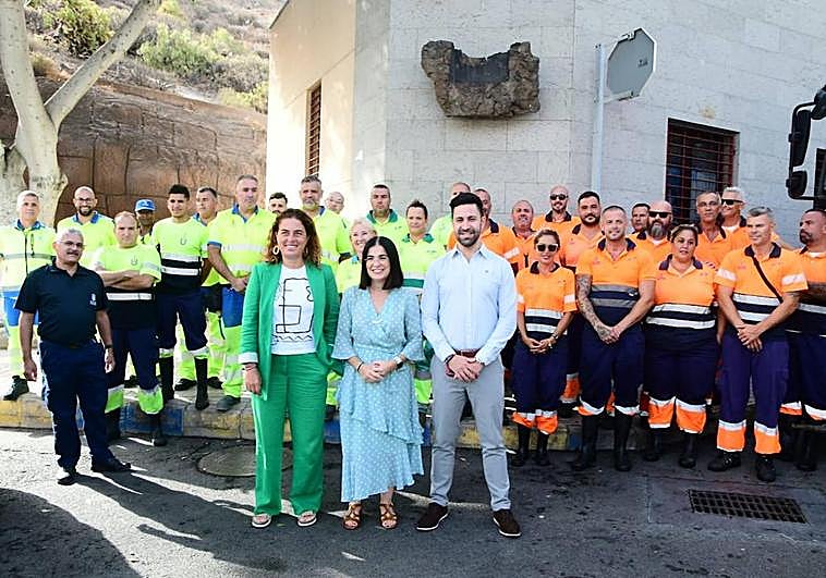 Imagen de algunos miembros del grupo de Gobierno junto a los efectivos del servicio de limpieza.