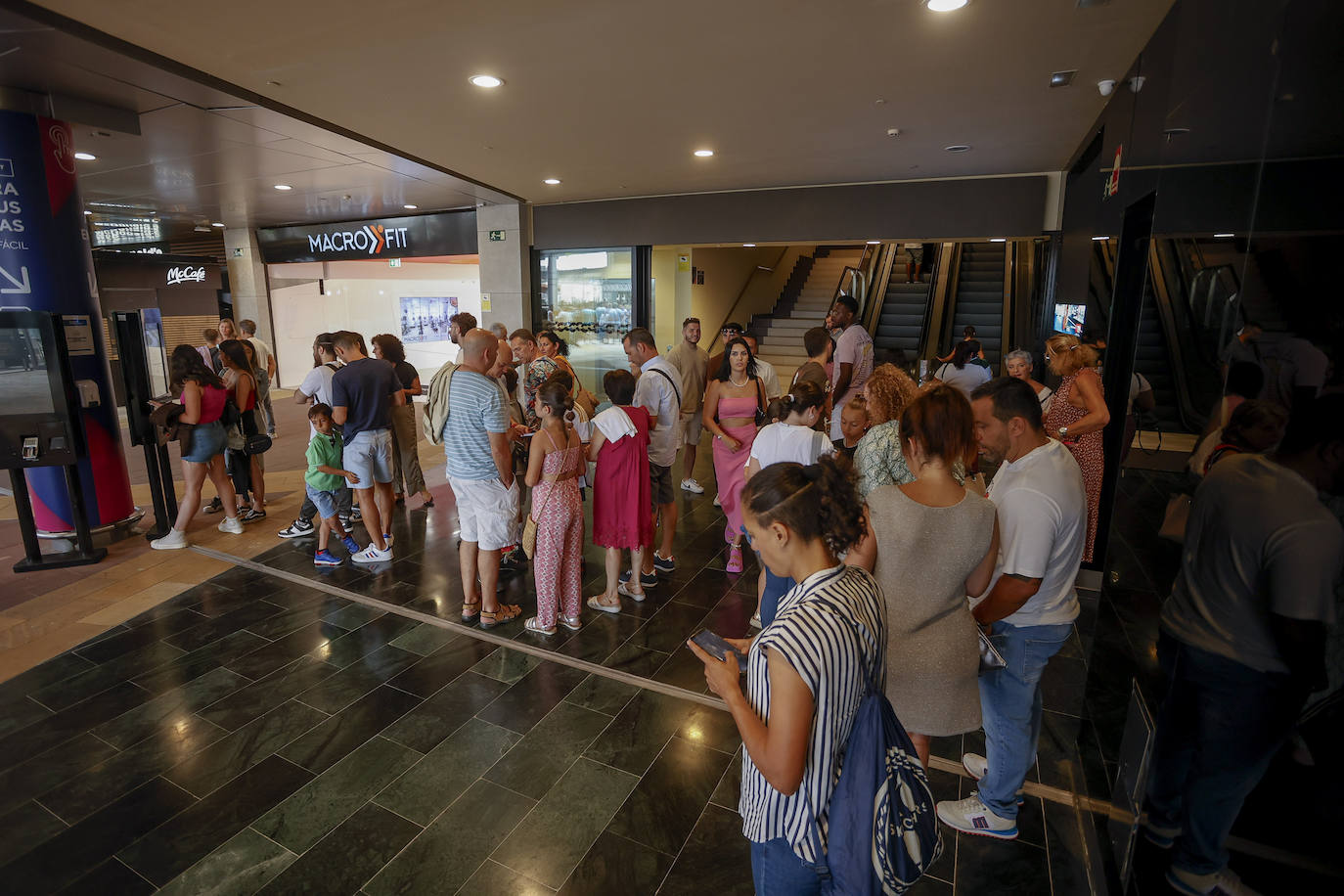 Colas en el dispensador de entradas del Yelmo Premiun de Alisios.