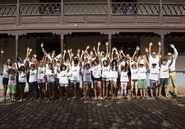 Foto de familia de los menores, monitores y patrocinadores del campamento.