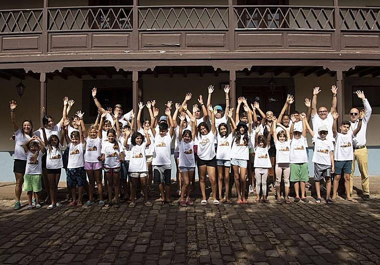 Foto de familia de los menores, monitores y patrocinadores del campamento.
