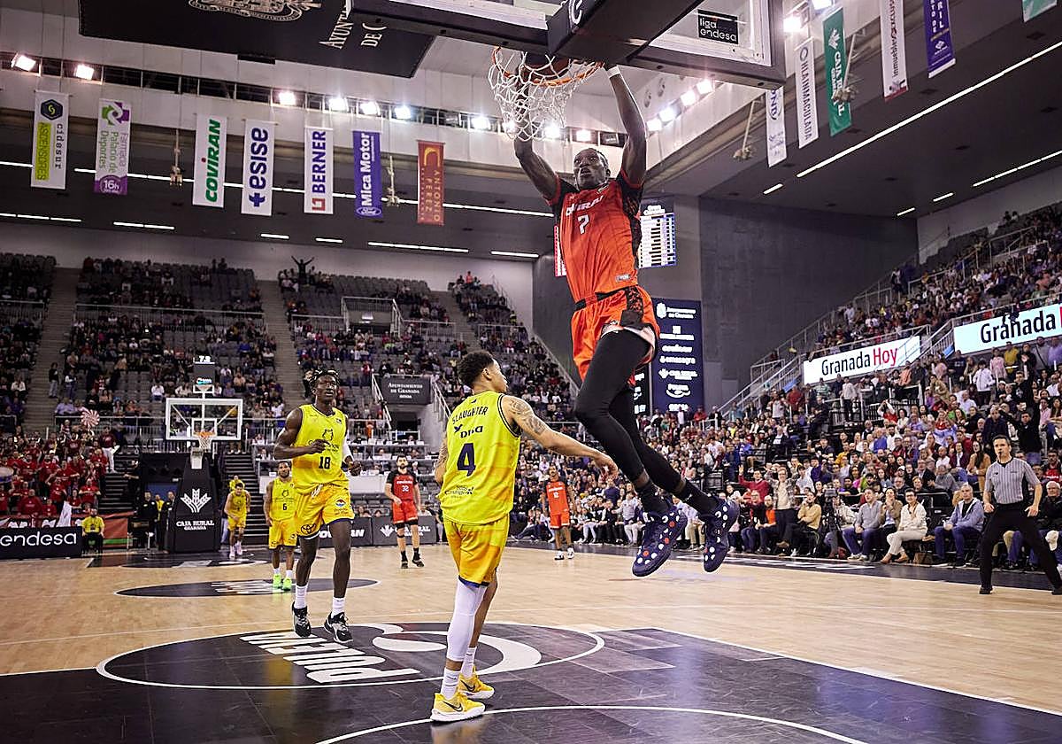 Petit Niang machaca en el partido ante el Granca el pasado curso.