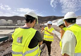 Raúl García, consejero de Medio Ambiente del Cabildo (de frente) en la visita al Ecoparque Norte.