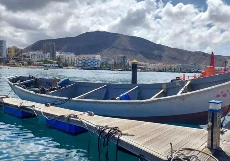 Un cayuco con 14 personas llega por sus propios medios al puerto de Los Cristianos