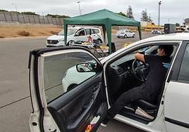 Un técnico actualiza las tarifas de un taxi en Siete Palmas.