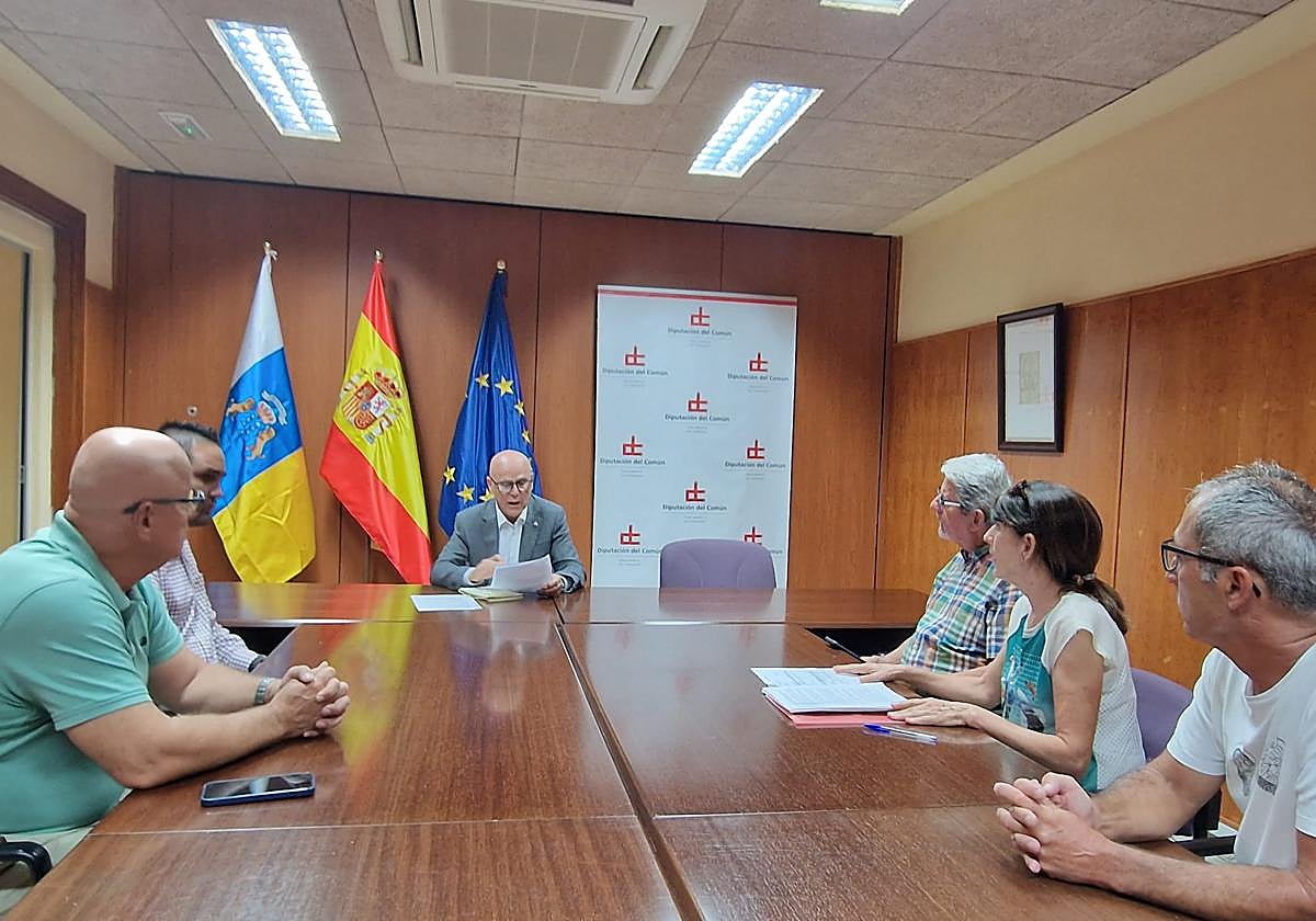 Imagen de la reunión entre los colectivos vecinales y el Diputado del Común.