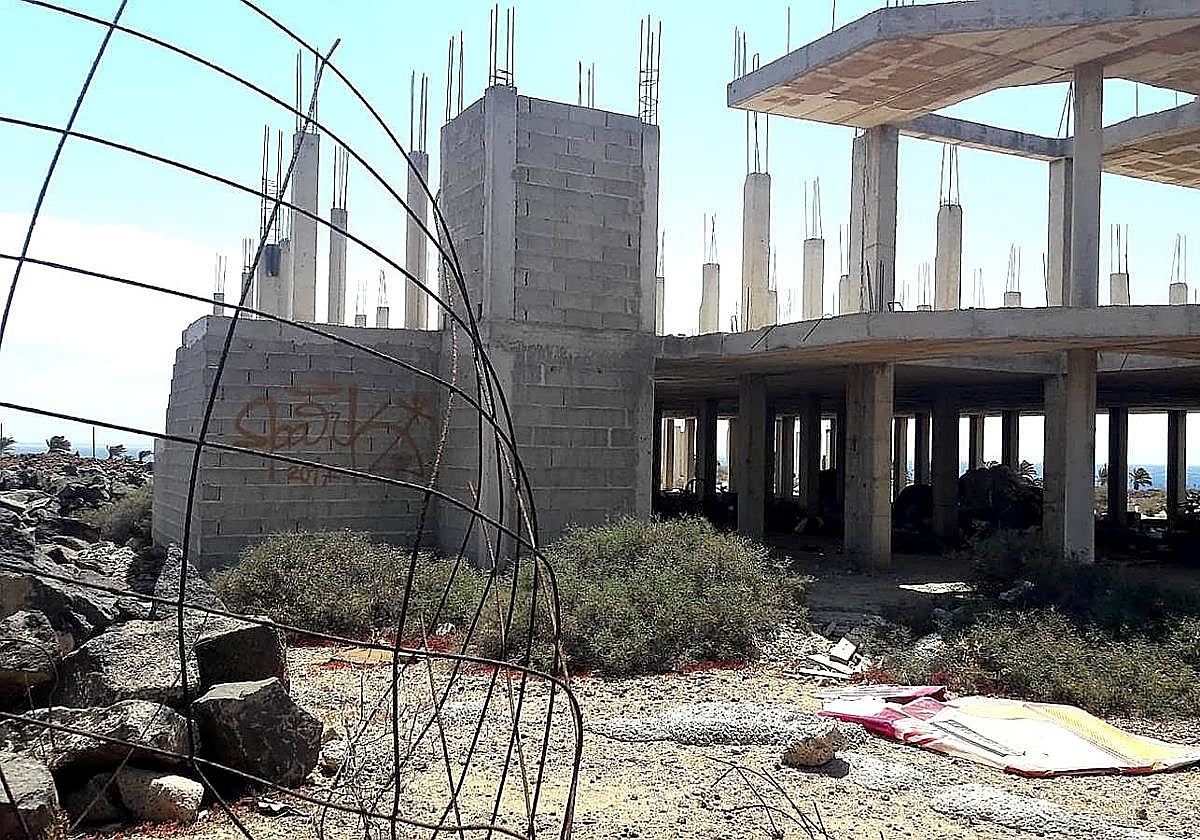 Complejo a media construcción abandonado en Costa Teguise.