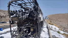 Imagen de la guagua incendiada.