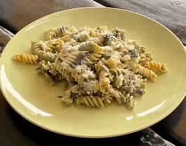 Pasta con espinacas, portobello y bacon