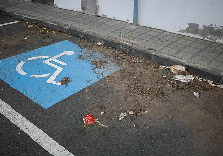 Imagen principal - Los vecinos dicen que el baldeo esparció la basura. Piden más limpieza y que se termine un acera.
