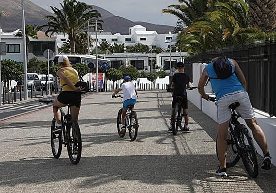 Turistas en una actividad de ocio en primera línea de Puerto del Carmen.