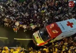 Imagen de la ambulancia que tuvo que abrirse paso entre la multitud durante la celebración de La Diana.