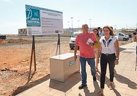 Víctor Alonso, consejero de Accción Social, y la presidenta Lola García, en el solar donde se ubicará la futura residencia de salud mental.