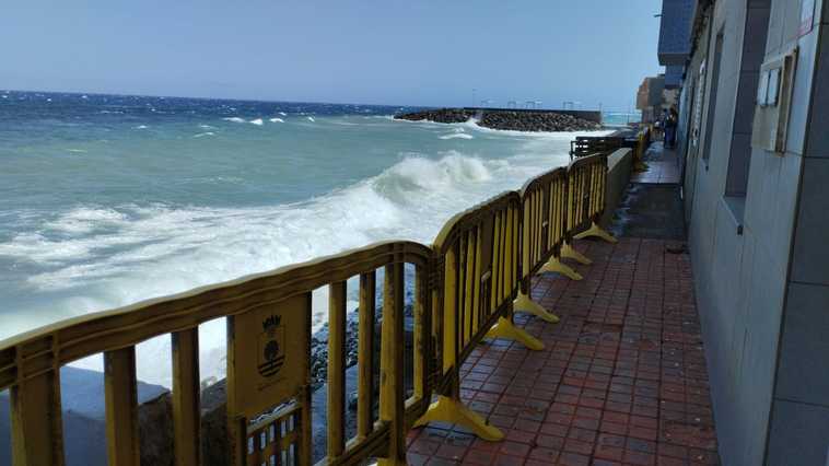 Santa Lucía reabre al baño la playa de Pozo Izquierdo tras un vertido de aguas fecales